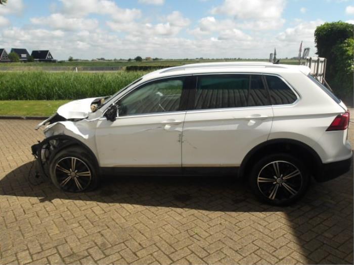 Volkswagen Tiguan 2.0 TDI 16V BlueMotion Technology SCR Sloopvoertuig (2016, Wit)