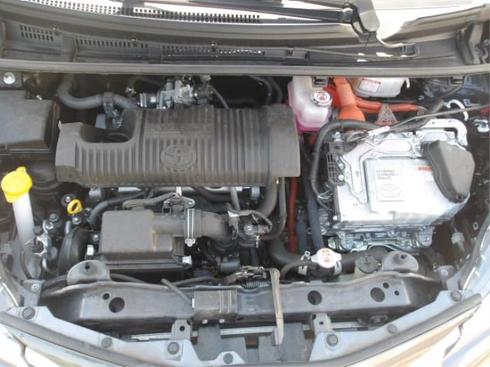 Toyota Yaris III 1.5 16V Hybrid Sloopvoertuig (2020, Metallic, Zilvergrijs)