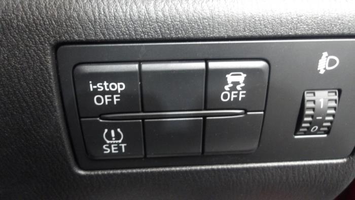 Mazda 3 2.0 SkyActiv-G 120 16V Sloopvoertuig (2017, Rood)