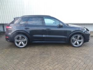 Porsche Cayenne III 3.0 V6 Turbo 24V E-Hybrid Sloopvoertuig (2022, Zwart)