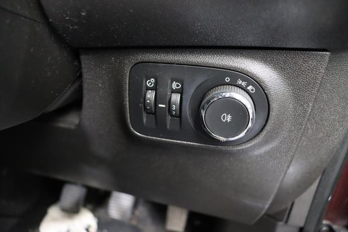 Opel Adam 1.2 16V Sloopvoertuig (2015, Rood)