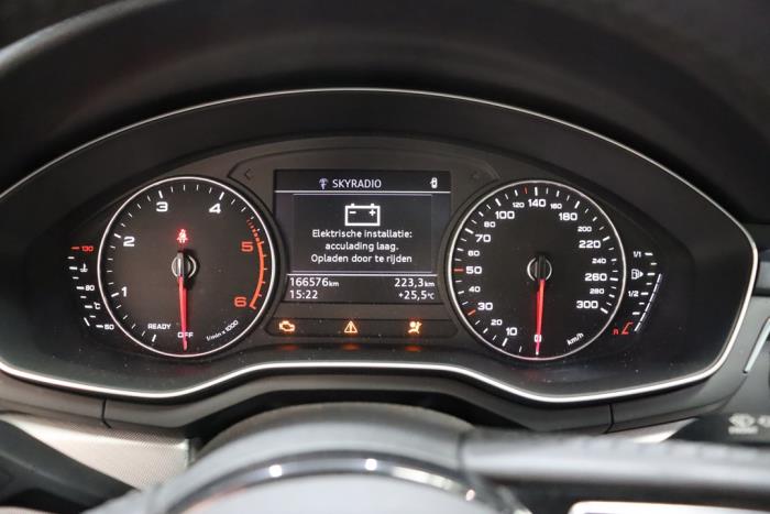 Audi A4 2.0 TDI Ultra 16V Sloopvoertuig (2018, Metallic, Zilvergrijs)