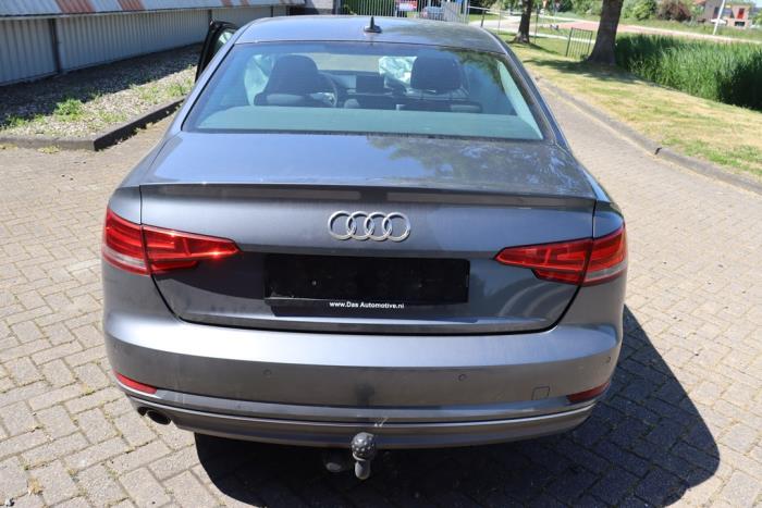 Audi A4 2.0 TDI Ultra 16V Sloopvoertuig (2018, Metallic, Zilvergrijs)