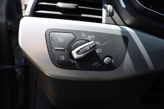 Audi A4 2.0 TDI Ultra 16V Sloopvoertuig (2018, Metallic, Zilvergrijs)