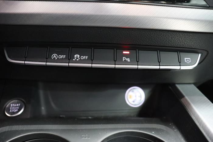 Audi A4 2.0 TDI Ultra 16V Sloopvoertuig (2018, Metallic, Zilvergrijs)