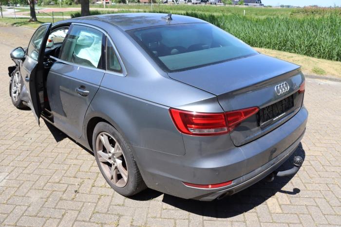 Audi A4 2.0 TDI Ultra 16V Sloopvoertuig (2018, Metallic, Zilvergrijs)