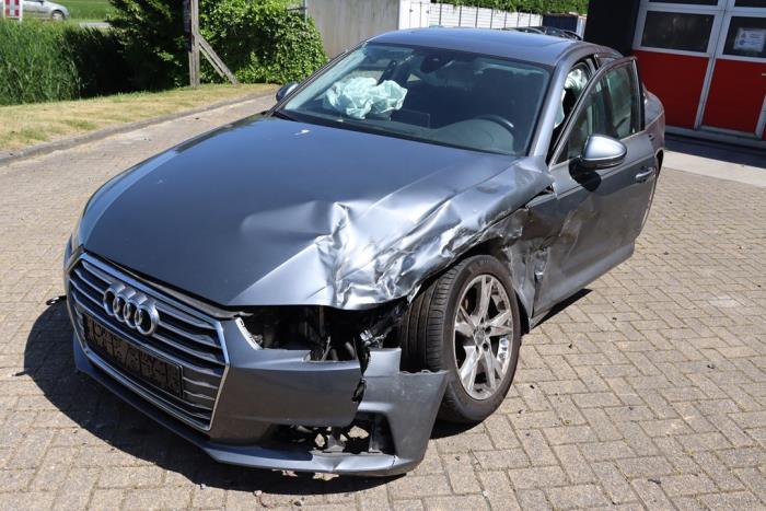 Audi A4 2.0 TDI Ultra 16V Sloopvoertuig (2018, Metallic, Zilvergrijs)