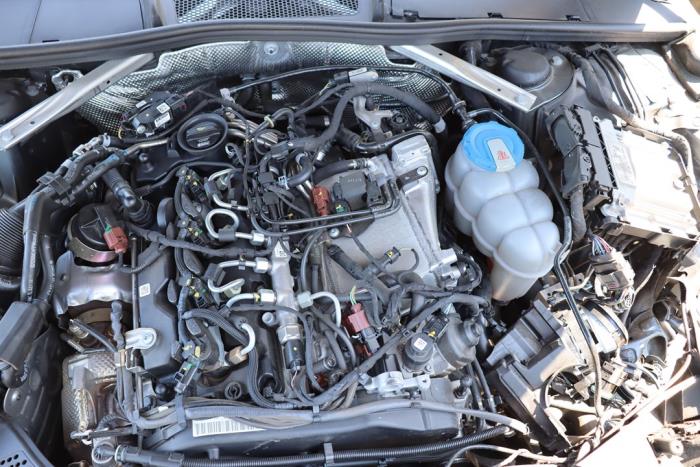 Audi A4 2.0 TDI Ultra 16V Sloopvoertuig (2018, Metallic, Zilvergrijs)