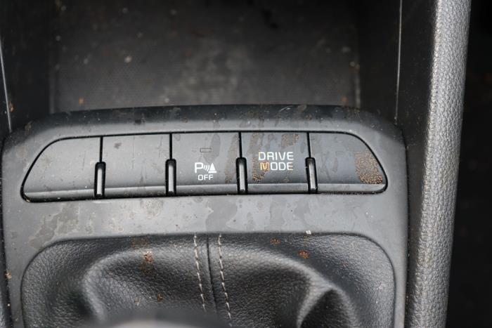 Kia Stonic 1.0i T-GDi 12V Eco-Dynamics+ Sloopvoertuig (2023, Zwart)