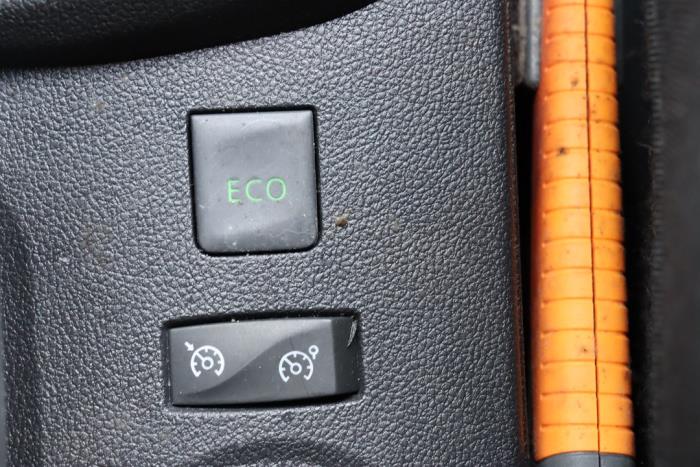 Renault Captur I 1.3 TCE 150 16V Sloopvoertuig (2019, Oranje)