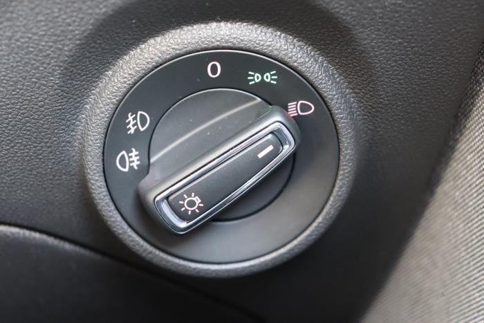 Seat Leon 1.0 TSI 12V Sloopvoertuig (2020, Metallic, Blauw)