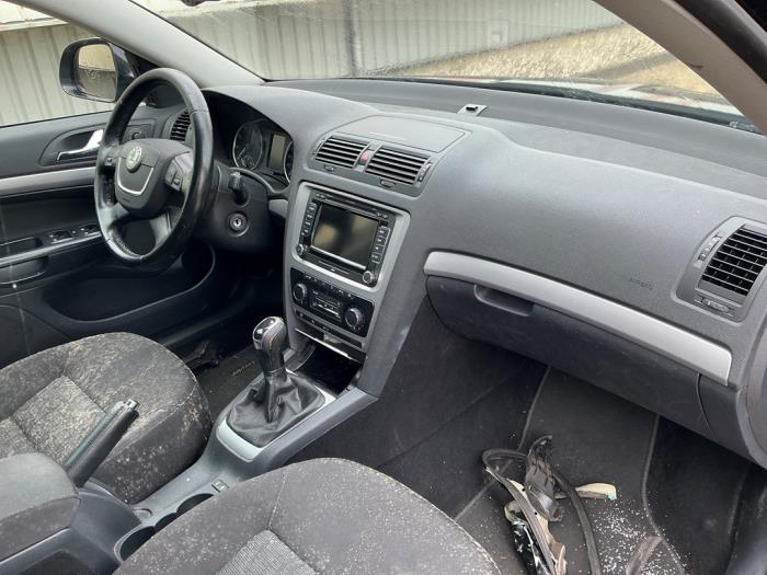 Skoda Octavia Combi 1.2 TSI Sloopvoertuig (2011, Metallic, Zwart)