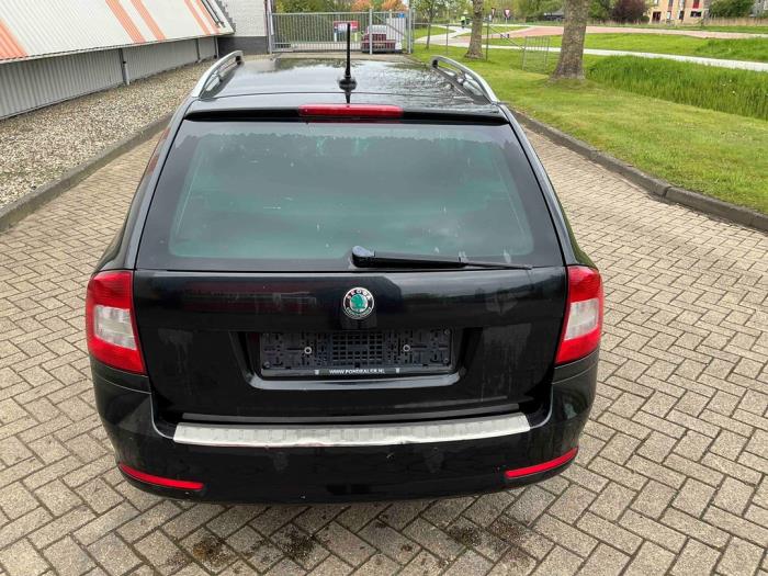 Skoda Octavia Combi 1.2 TSI Sloopvoertuig (2011, Metallic, Zwart)