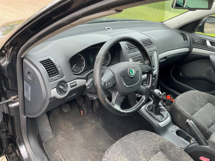 Skoda Octavia Combi 1.2 TSI Sloopvoertuig (2011, Metallic, Zwart)