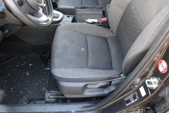 Toyota Yaris Cross 1.5 12V Hybrid 115 Sloopvoertuig (2022, Metallic, Zilvergrijs)