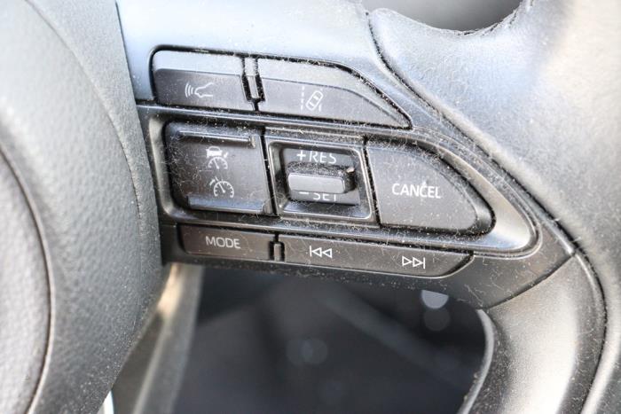 Toyota Yaris Cross 1.5 12V Hybrid 115 Sloopvoertuig (2022, Metallic, Zilvergrijs)