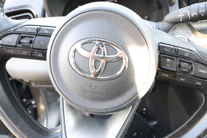 Toyota Yaris Cross 1.5 12V Hybrid 115 Sloopvoertuig (2022, Metallic, Zilvergrijs)