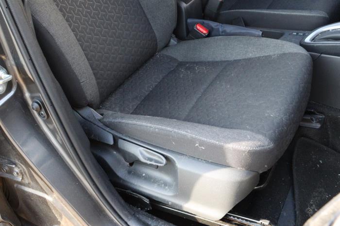 Toyota Yaris Cross 1.5 12V Hybrid 115 Sloopvoertuig (2022, Metallic, Zilvergrijs)