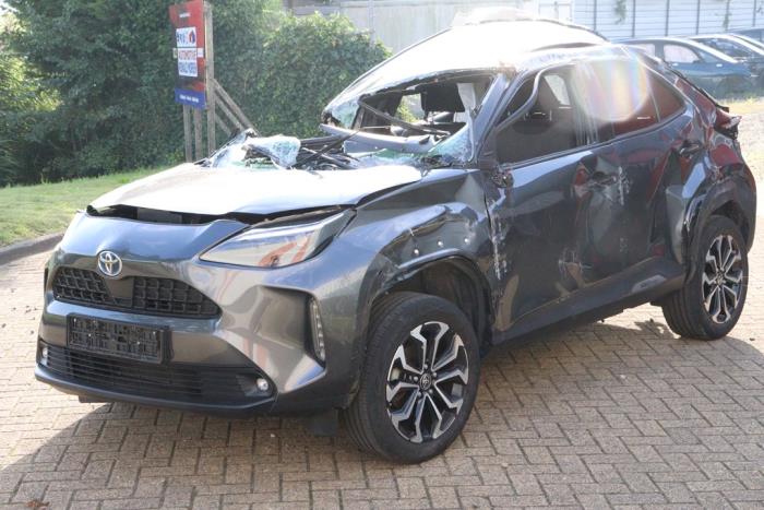 Toyota Yaris Cross 1.5 12V Hybrid 115 Sloopvoertuig (2022, Metallic, Zilvergrijs)