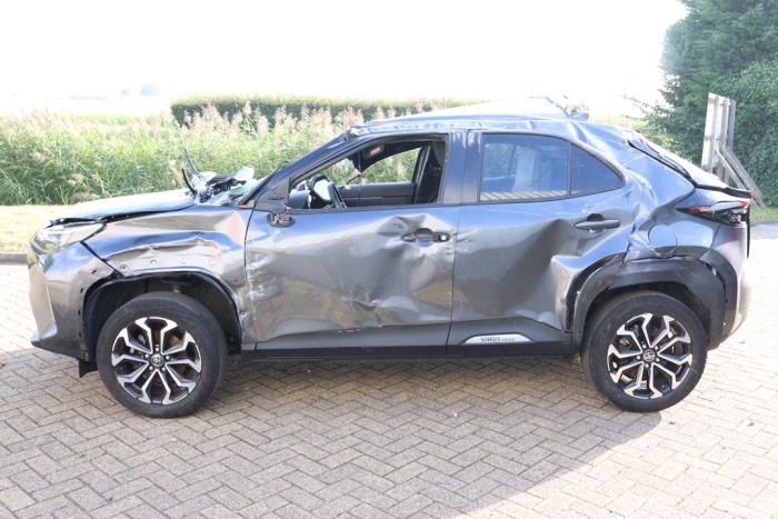 Toyota Yaris Cross 1.5 12V Hybrid 115 Sloopvoertuig (2022, Metallic, Zilvergrijs)