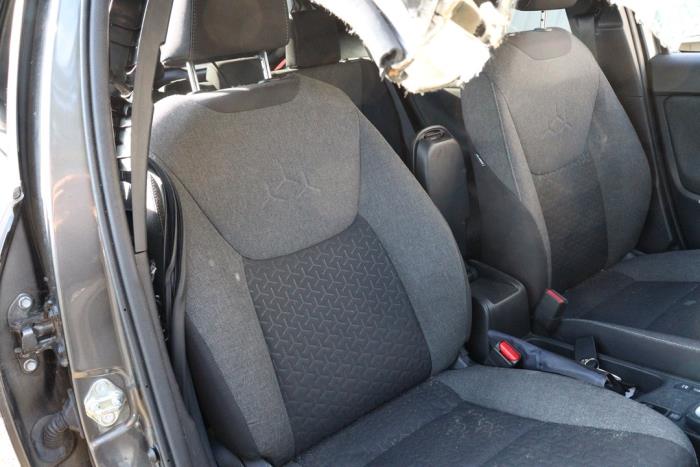 Toyota Yaris Cross 1.5 12V Hybrid 115 Sloopvoertuig (2022, Metallic, Zilvergrijs)