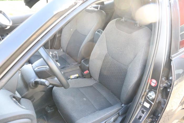 Toyota Yaris Cross 1.5 12V Hybrid 115 Sloopvoertuig (2022, Metallic, Zilvergrijs)