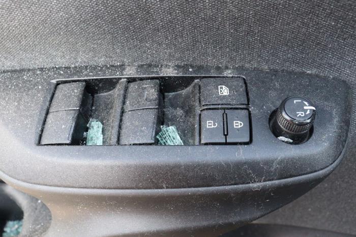 Toyota Yaris Cross 1.5 12V Hybrid 115 Sloopvoertuig (2022, Metallic, Zilvergrijs)