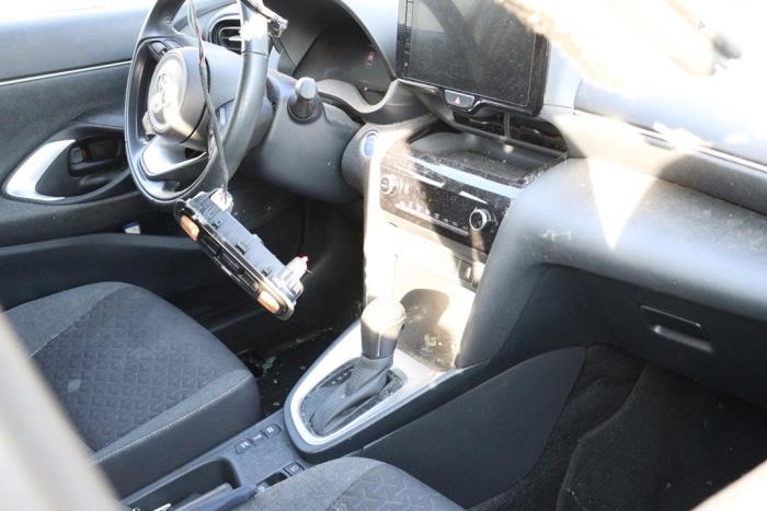 Toyota Yaris Cross 1.5 12V Hybrid 115 Sloopvoertuig (2022, Metallic, Zilvergrijs)