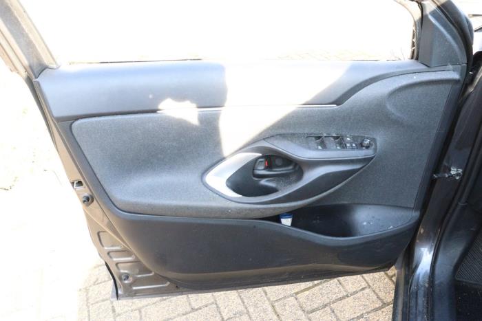 Toyota Yaris Cross 1.5 12V Hybrid 115 Sloopvoertuig (2022, Metallic, Zilvergrijs)