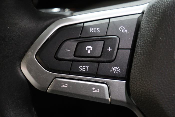 Volkswagen Golf VIII 1.0 TSI 12V Sloopvoertuig (2021, Metallic, Zwart)