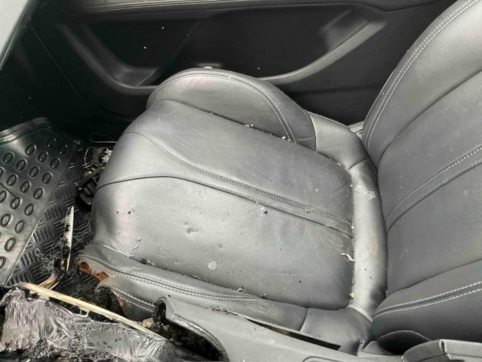 Peugeot 3008 II 1.2 12V e-THP PureTech 130 Sloopvoertuig (2018, Metallic, Zilvergrijs)