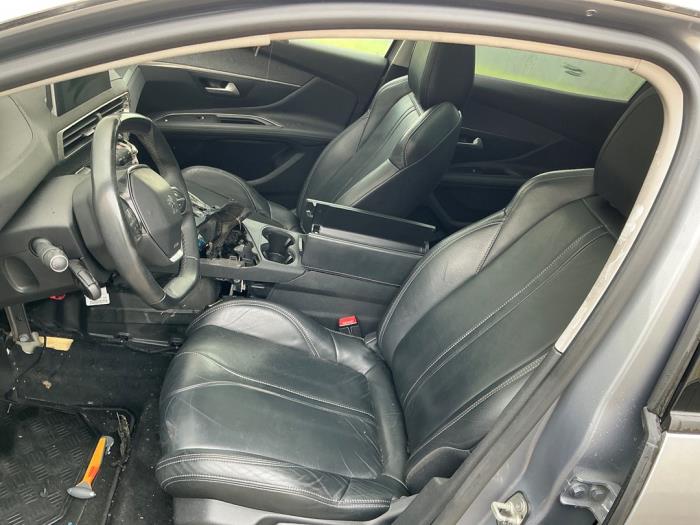 Peugeot 3008 II 1.2 12V e-THP PureTech 130 Sloopvoertuig (2018, Metallic, Zilvergrijs)