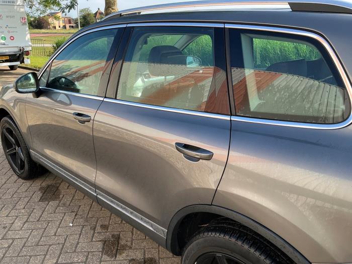 Volkswagen Touareg 3.0 V6 24V TSI Hybrid Sloopvoertuig (2010, Metallic, Zilvergrijs)