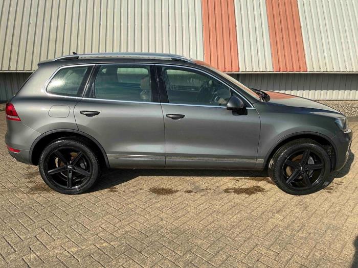 Volkswagen Touareg 3.0 V6 24V TSI Hybrid Sloopvoertuig (2010, Metallic, Zilvergrijs)