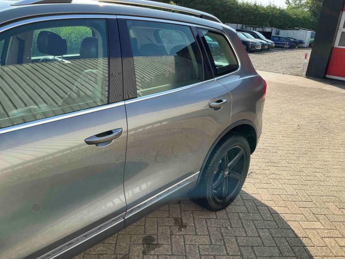 Volkswagen Touareg 3.0 V6 24V TSI Hybrid Sloopvoertuig (2010, Metallic, Zilvergrijs)