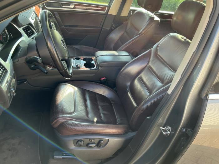 Volkswagen Touareg 3.0 V6 24V TSI Hybrid Sloopvoertuig (2010, Metallic, Zilvergrijs)