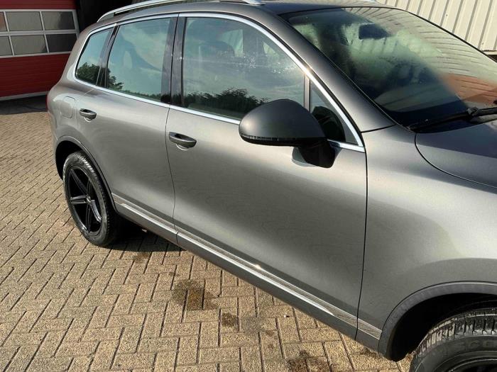 Volkswagen Touareg 3.0 V6 24V TSI Hybrid Sloopvoertuig (2010, Metallic, Zilvergrijs)