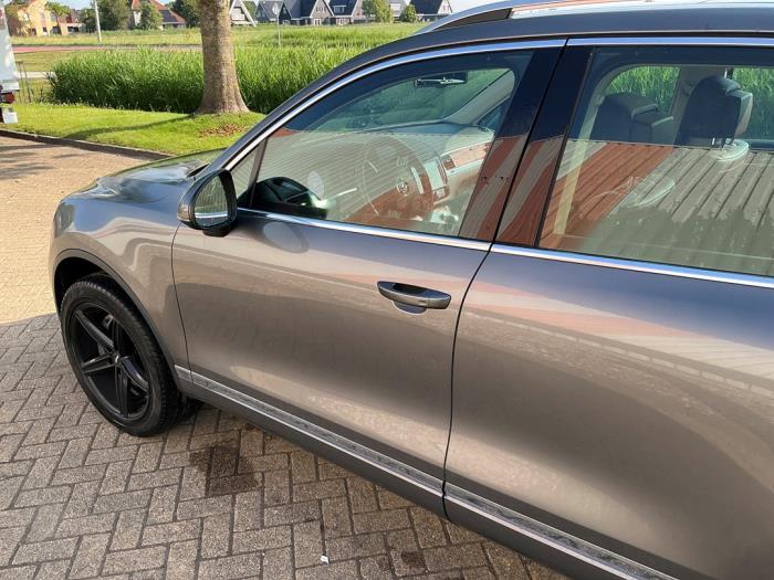 Volkswagen Touareg 3.0 V6 24V TSI Hybrid Sloopvoertuig (2010, Metallic, Zilvergrijs)