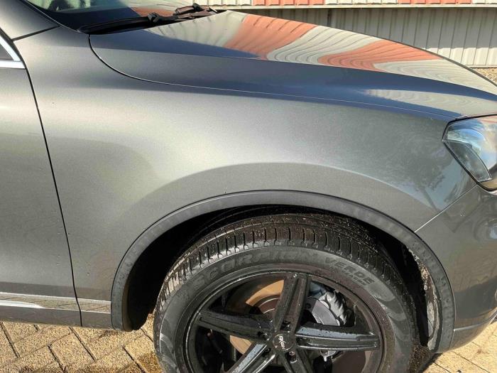 Volkswagen Touareg 3.0 V6 24V TSI Hybrid Sloopvoertuig (2010, Metallic, Zilvergrijs)