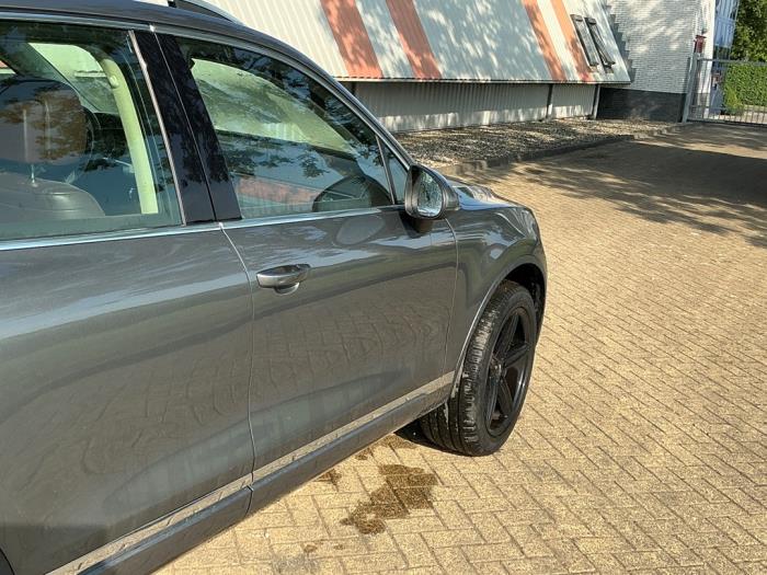 Volkswagen Touareg 3.0 V6 24V TSI Hybrid Sloopvoertuig (2010, Metallic, Zilvergrijs)