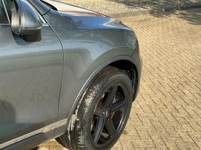 Volkswagen Touareg 3.0 V6 24V TSI Hybrid Sloopvoertuig (2010, Metallic, Zilvergrijs)