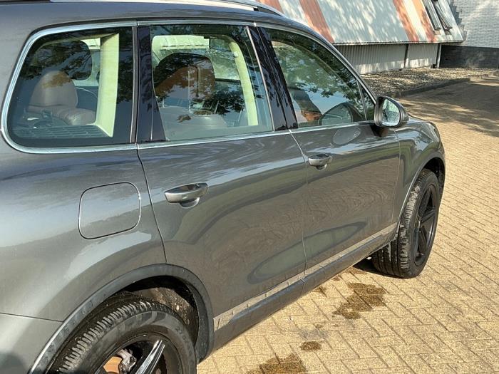 Volkswagen Touareg 3.0 V6 24V TSI Hybrid Sloopvoertuig (2010, Metallic, Zilvergrijs)