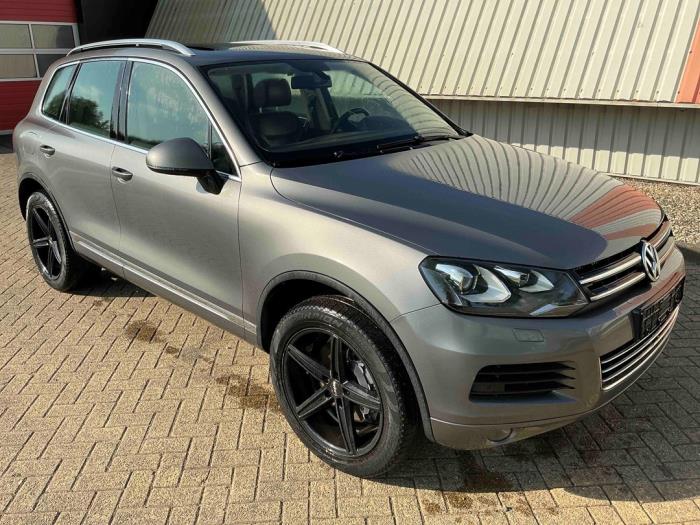 Volkswagen Touareg 3.0 V6 24V TSI Hybrid Sloopvoertuig (2010, Metallic, Zilvergrijs)