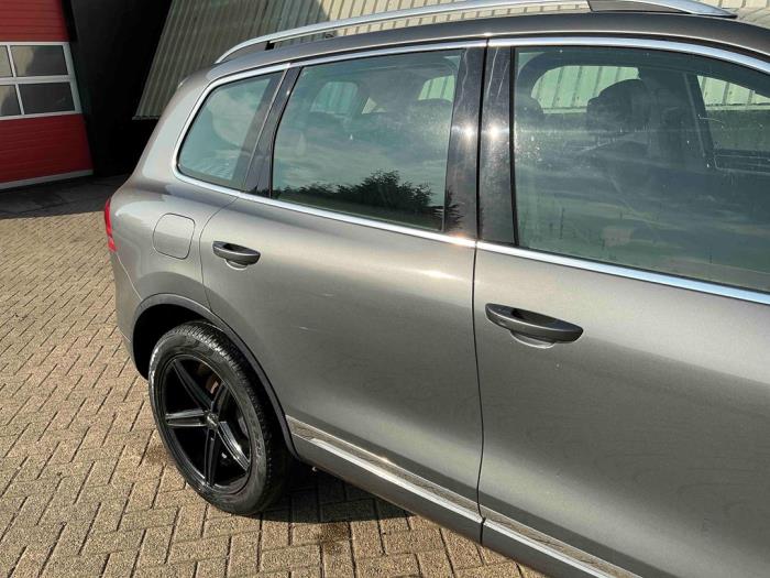 Volkswagen Touareg 3.0 V6 24V TSI Hybrid Sloopvoertuig (2010, Metallic, Zilvergrijs)