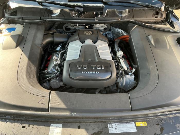 Volkswagen Touareg 3.0 V6 24V TSI Hybrid Sloopvoertuig (2010, Metallic, Zilvergrijs)