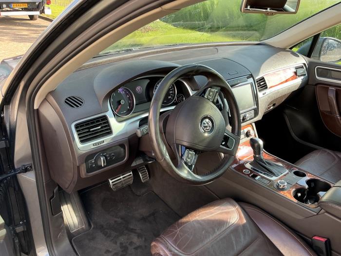 Volkswagen Touareg 3.0 V6 24V TSI Hybrid Sloopvoertuig (2010, Metallic, Zilvergrijs)