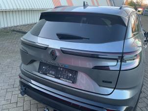 Renault Austral 1.2 Mild Hybrid Advanced 130 Sloopvoertuig (2023, Metallic, Zilvergrijs, Grijs)