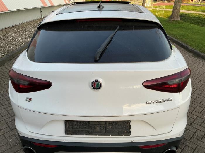 Alfa Romeo Stelvio 2.0 T 16V Q4 Sloopvoertuig (2018, Wit)