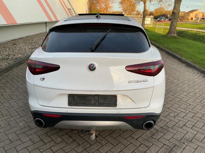 Alfa Romeo Stelvio 2.0 T 16V Q4 Sloopvoertuig (2018, Wit)