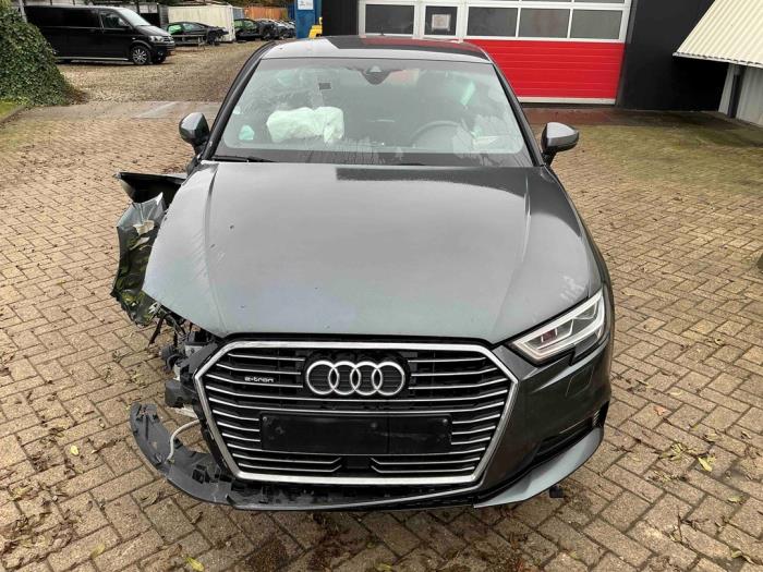 Audi A3 Sportback 1.4 TFSI 16V 40 e-tron Sloopvoertuig (2020, Metallic, Zilvergrijs)